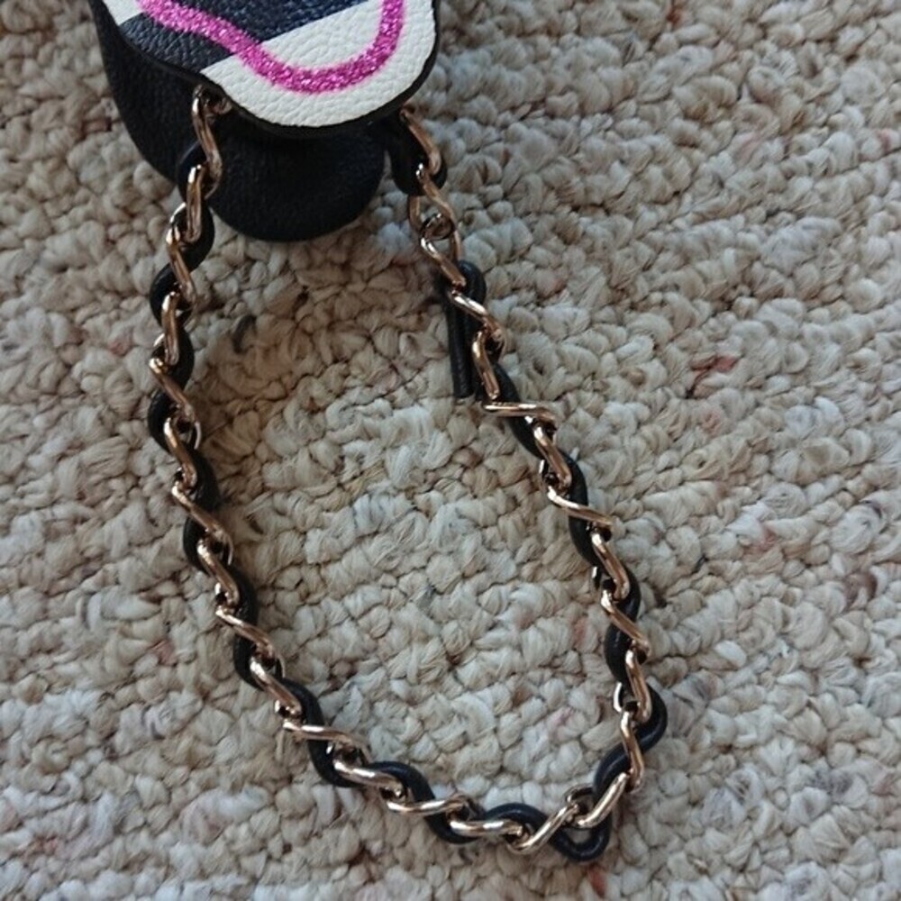 Super fun Betsey Johnson Glitter lips Mirror wristlet - Picture 3 of 12
